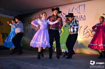 Ballet folclórico Nanahuatzin Interpretando un baile típico del norte del país - Profesionales en Se...