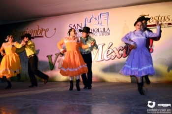 Ballet folclórico Nanahuatzin Interpretando un baile típico del norte del país - Profesionales en Se...