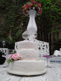 Un hermoso pastel de boda para un evento al aire libre, fondant y rosas naturales. - The Little Bake...