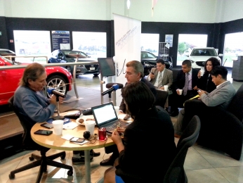 Con todo su equipo - Agencia de Autos Mazda Angelópolis - Puebla