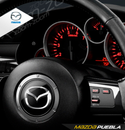 Con los controles al volante siempre tendrás completo dominio de los sistemas del Mazda MX-5: mandos...